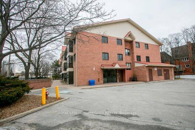 Welcome to Vanden Place. Walking distance to parks, transit, shopping, schools, UTM, Erindale Park, Credit River, Golf course, and more.