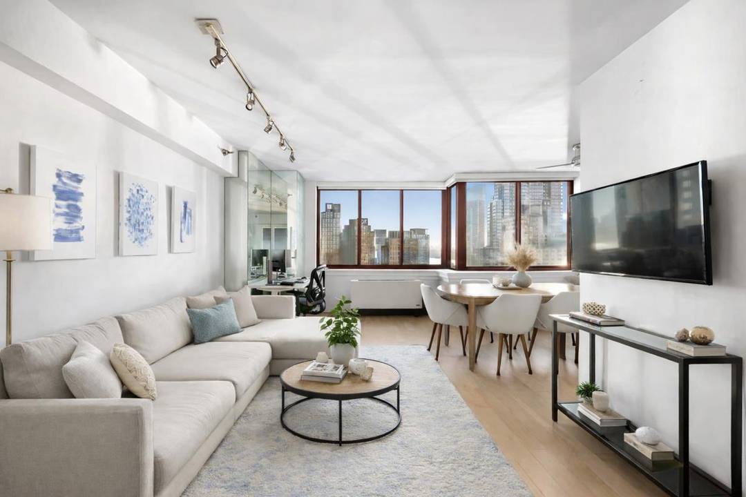 Sun drenched, south facing oversized Junior 4 considered one of the most spacious one bedroom layouts in the building thanks to its intelligent, open design.