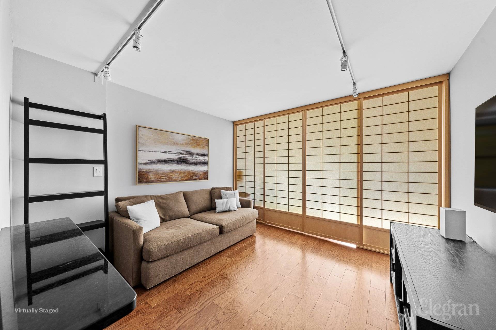 Beautifully maintained studio, functions as a one bedroom, in prime Union Square location.