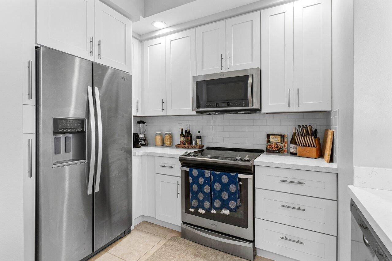 Private corner condo in desirable One City Plaza !