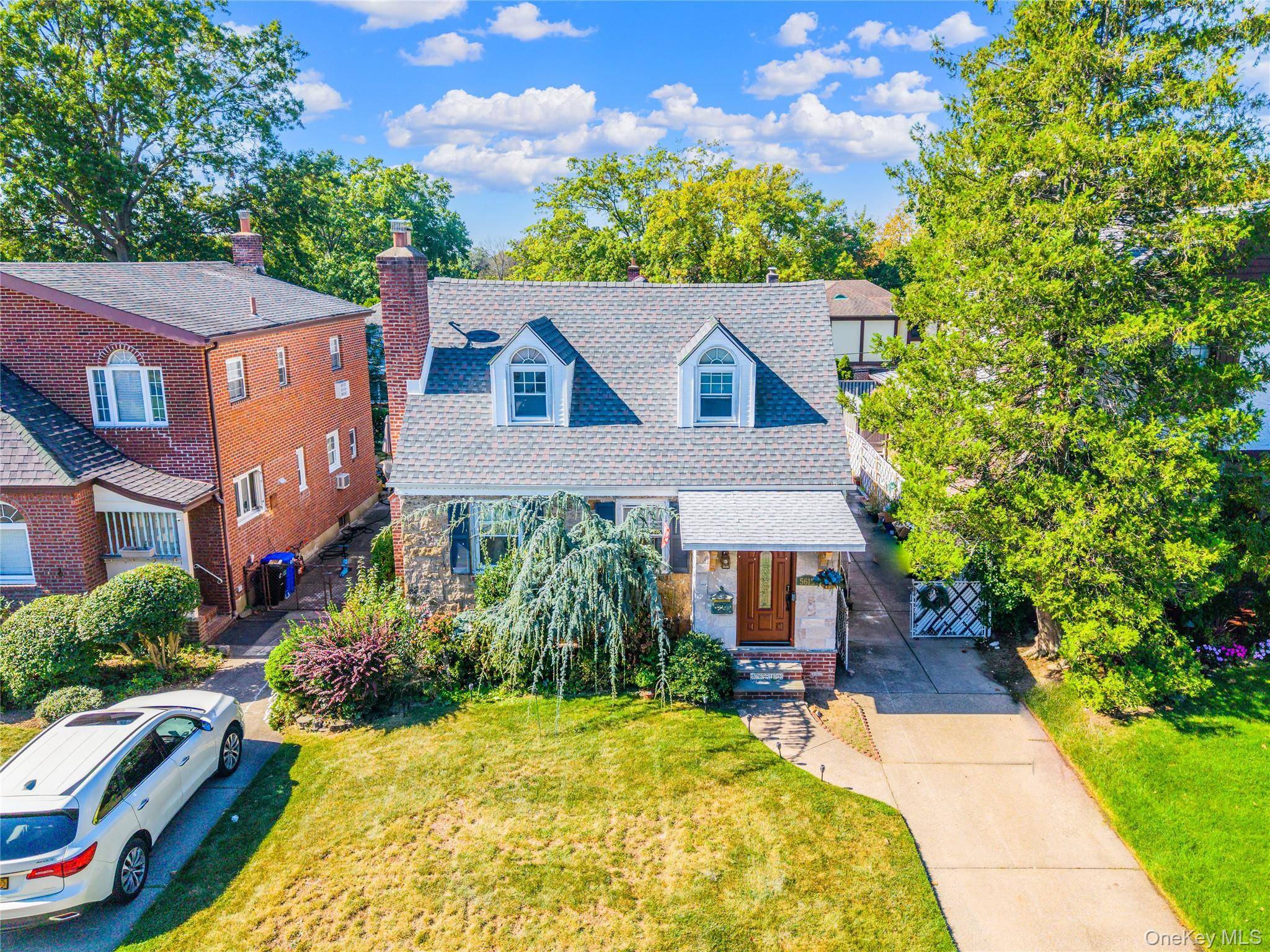 Charming Detached Single Family Home in a Top School District and sought after Bayside area.
