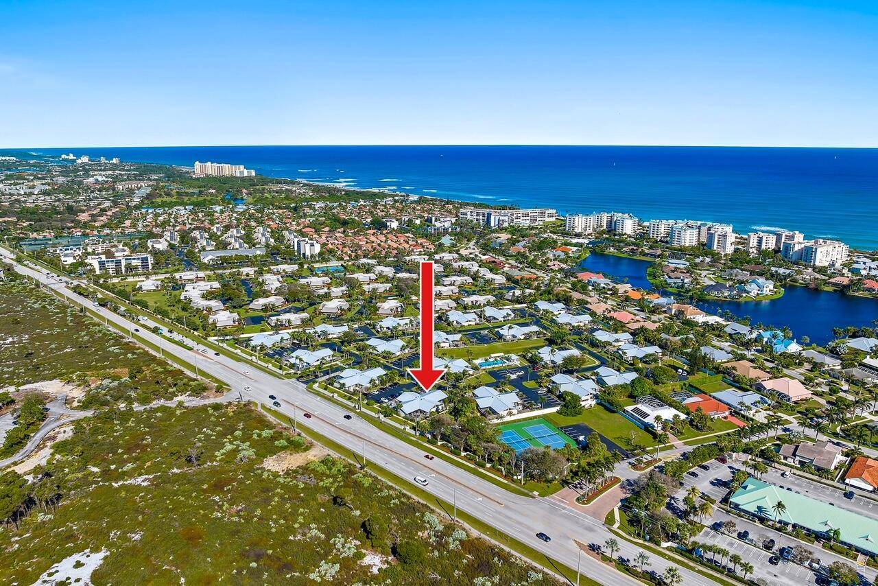 Reduced to sell ! Whether you are a full time or seasonal resident this home is perfectly situated to enjoy all of the wonderful amenities and beaches that Jupiter offers ...
