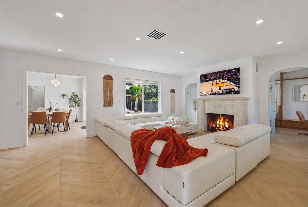 Contemporary Victoria Park luxury residence in one of Fort Lauderdale's most desirable neighborhoods, just 3 minutes from Las Olas Blvd and 6 minutes from Fort Lauderdale Beach.
