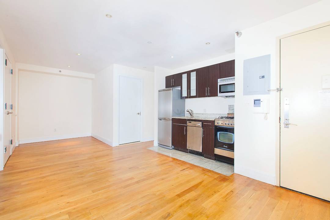 Mirador is pleased to present 636 e 11th 3G 2 bed 1 bath Available for asap move in upon approval This can not be flexed to 3 beds Newer condo ...