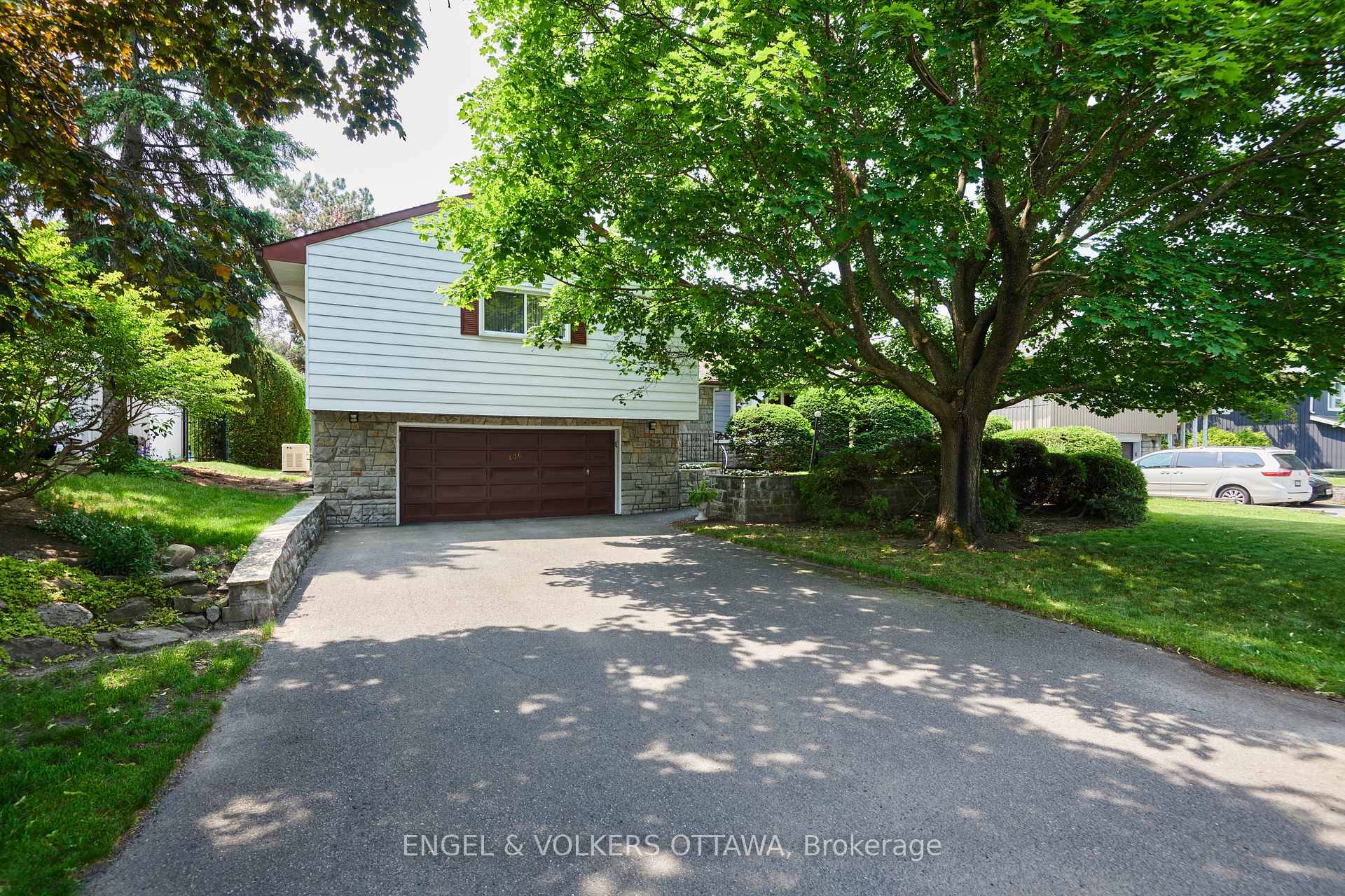 Set on a quiet and mature street in Alta Vista, this is a lovingly maintained side split home of enduring quality.