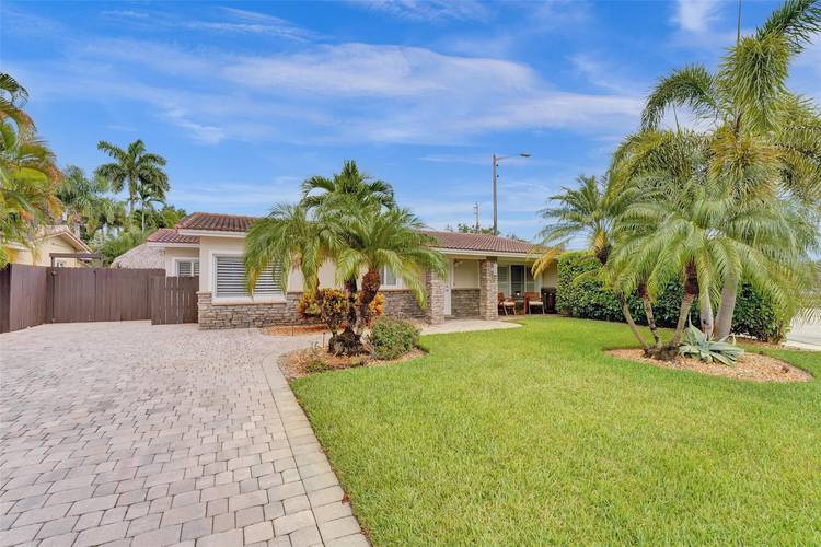 DON T MISS THIS AMAZING OPPORTUNITY CENTRALLY LOCATED IN LAKERIDGE MINUTES TO THE BEACH, RESTAURANTS, DOWNTOWN AND SHOPPING !