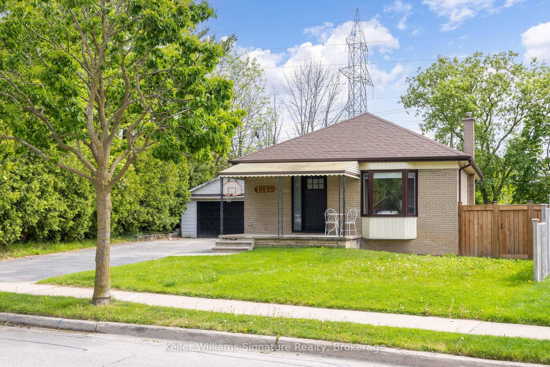 Solid brick bungalow in the highly sought after Mountainside neighbourhood !