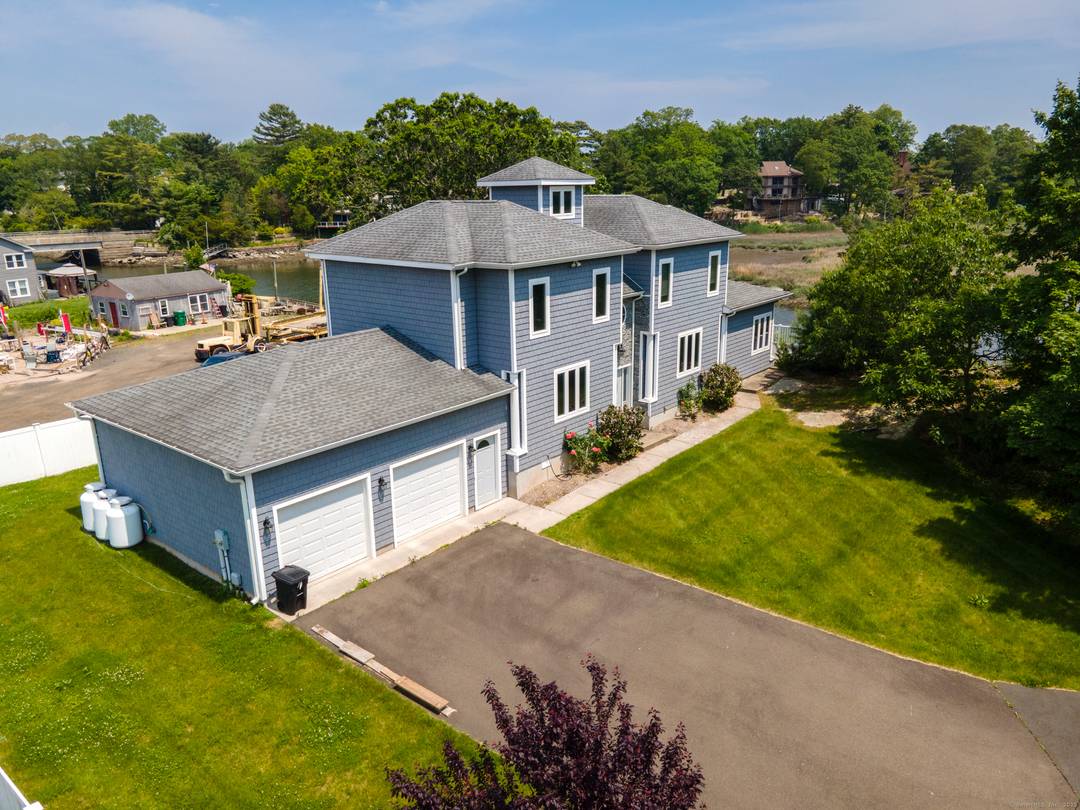 Come live on the Farm River against the shore, and panoramic views of the water stretching out to the Long Island Sound.