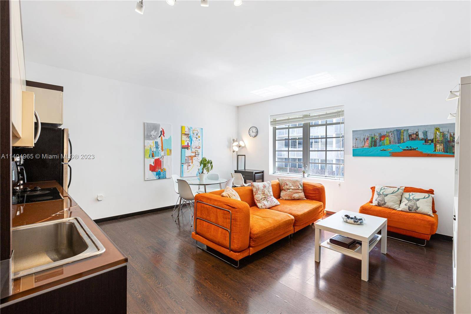 This stunning 2nd floor condo is a 1 1 unit in the Governor building at South Beach's famed Artecity building complex.