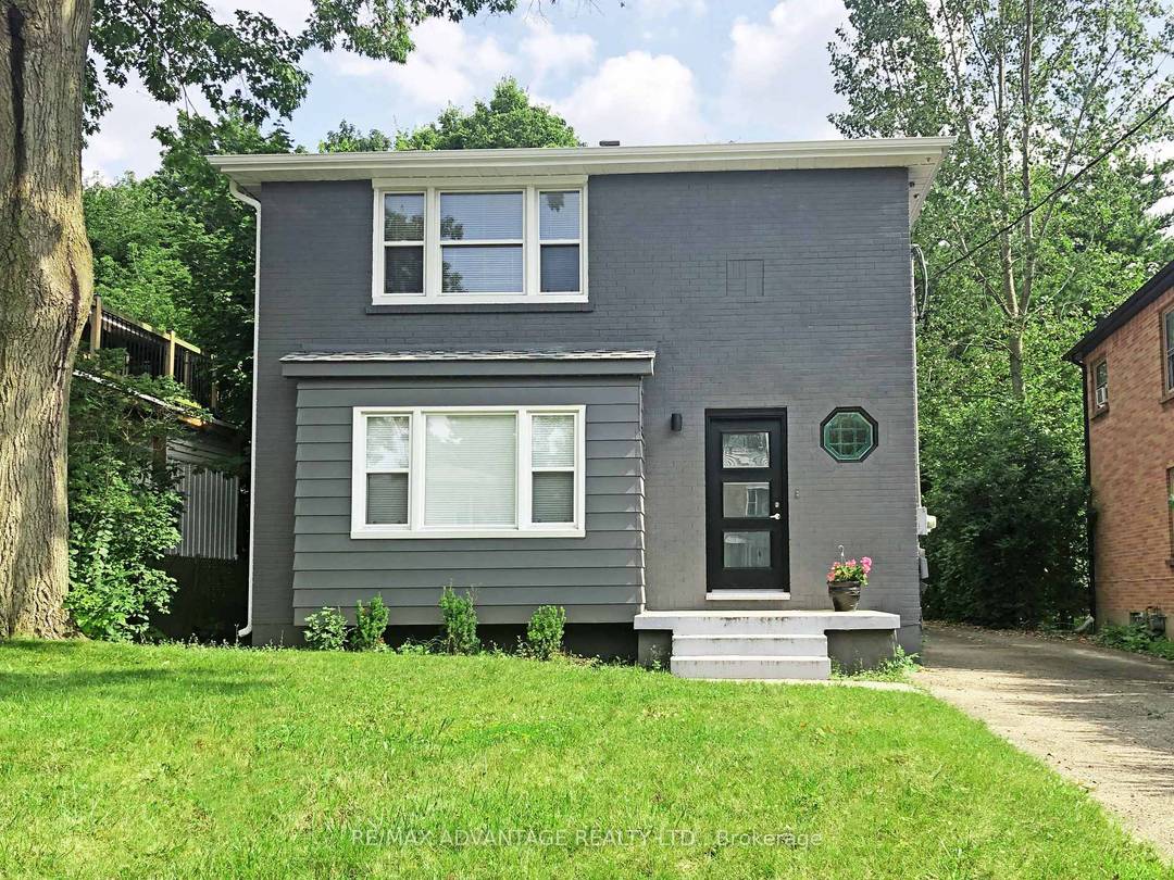 Prime duplex located in the highly desirable Oxford Park neighbourhood, just minutes from Downtown London and Western University UWO.