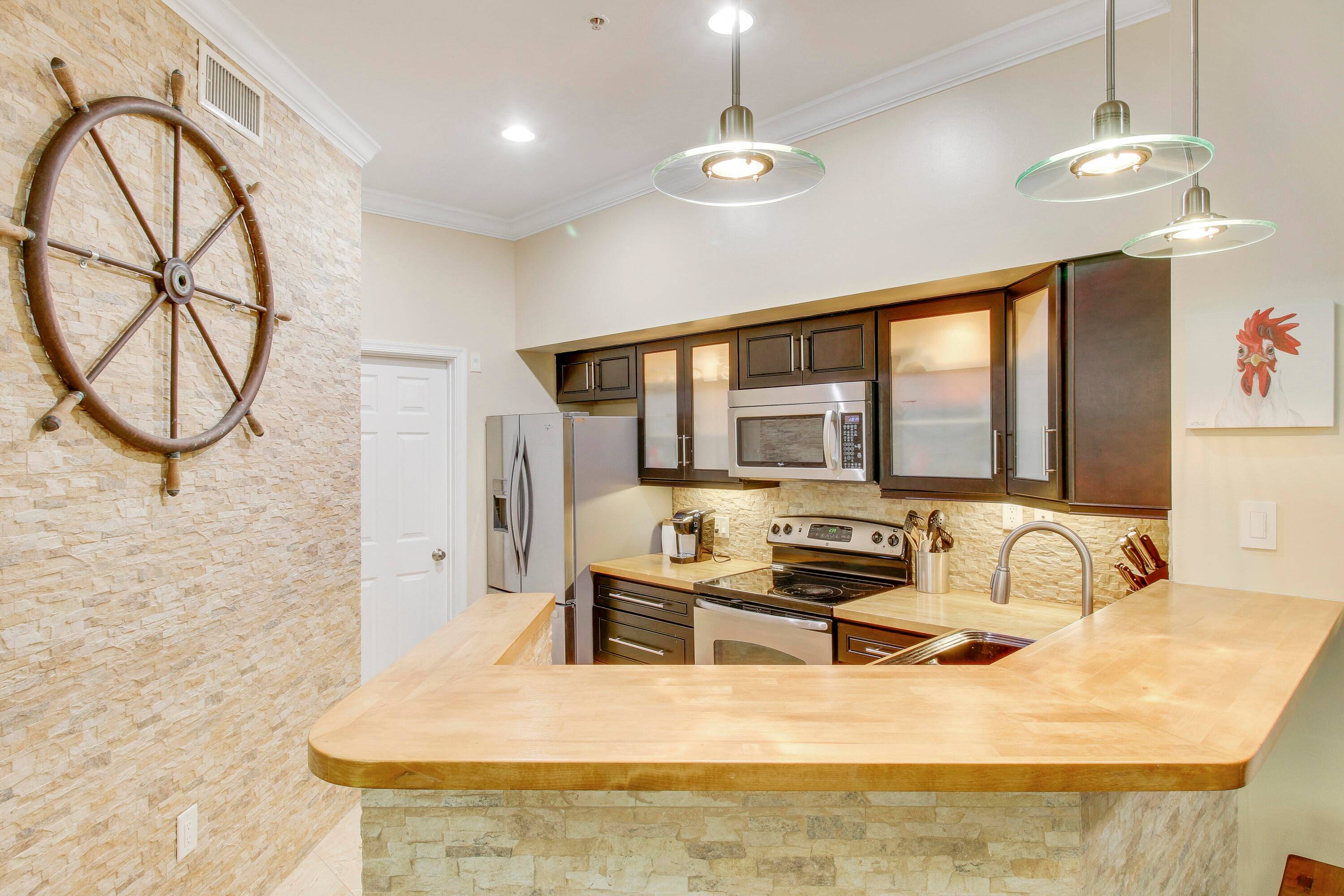 St. Andrews at The Polo Club has resort style amenities is located just minutes from the WEF Showgrounds, which makes it a highly desired location for seasonal rentals !