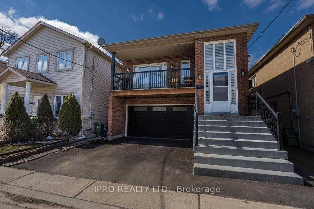 Shared Accommodation 1 Bedroom Available In Newly Renovated 4 Bedroom Raised Bungalow Located On A Quiet Private Street.