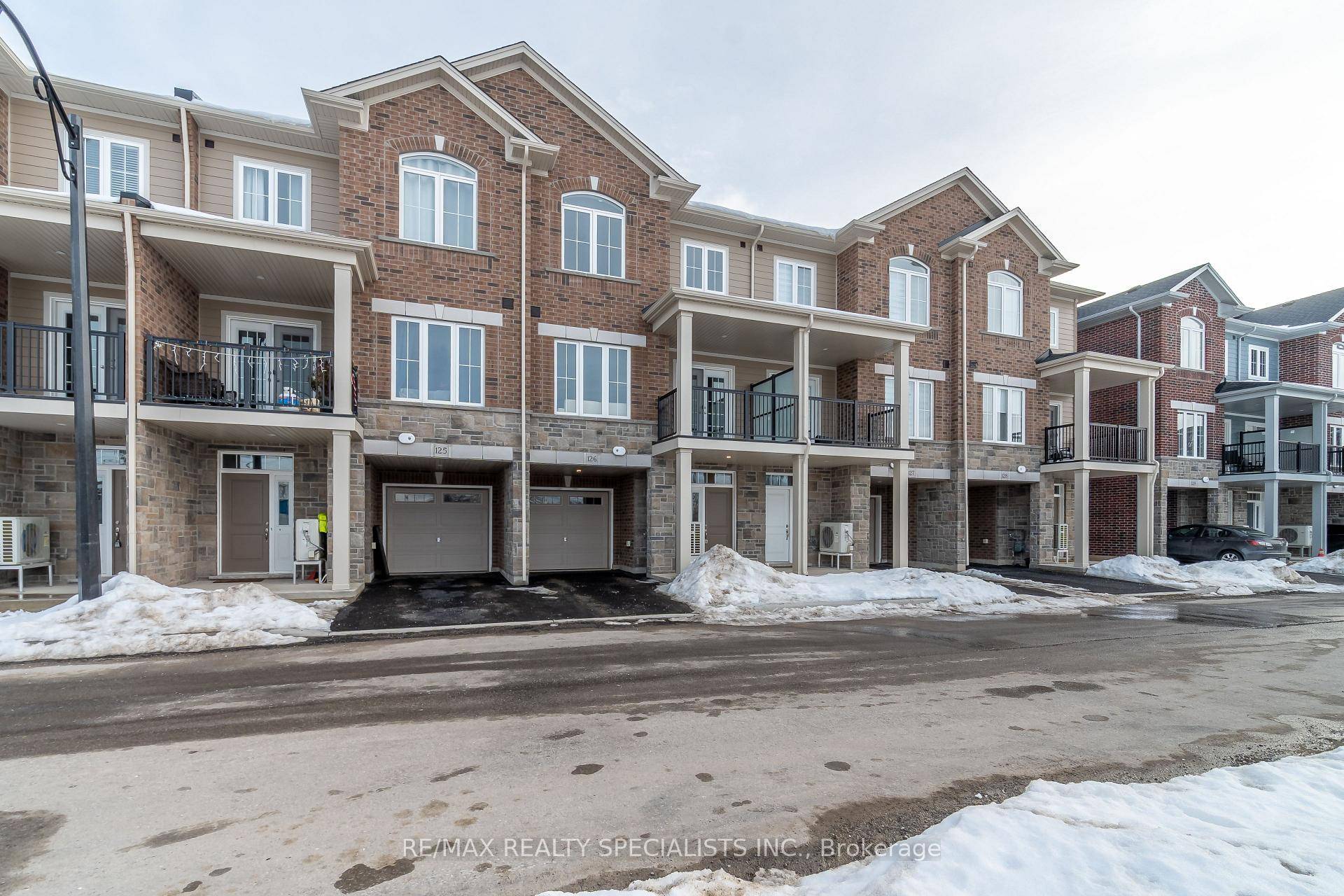 Discover this stunning and modern 3 storey townhome in a serene neighborhood, offering nearly 1, 500 sq.