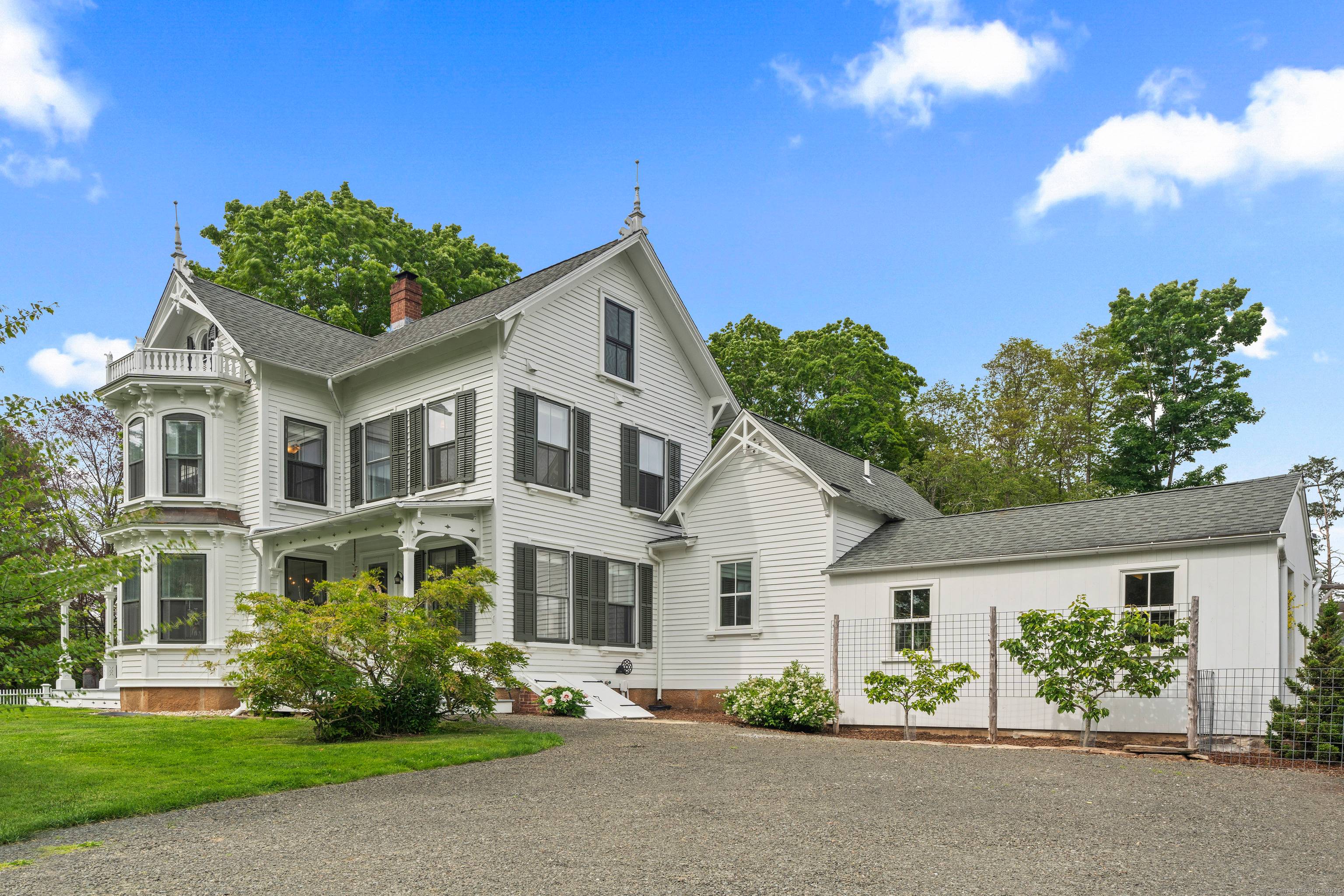 Antique Country Farmhouse Meets Modern Amenities !