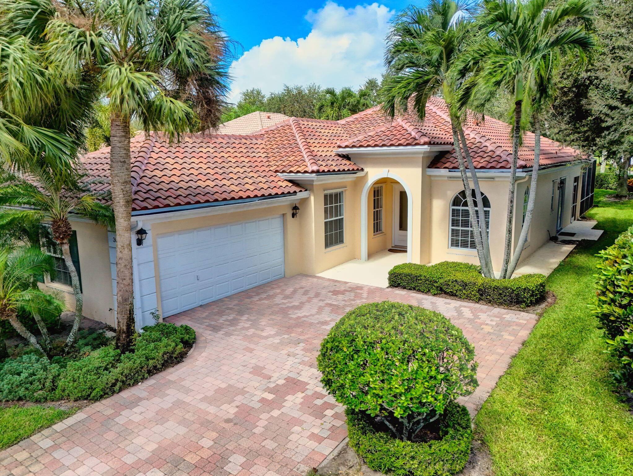 Discover The Potential Of This Beautifully Maintained DiVosta Oakmont Model !