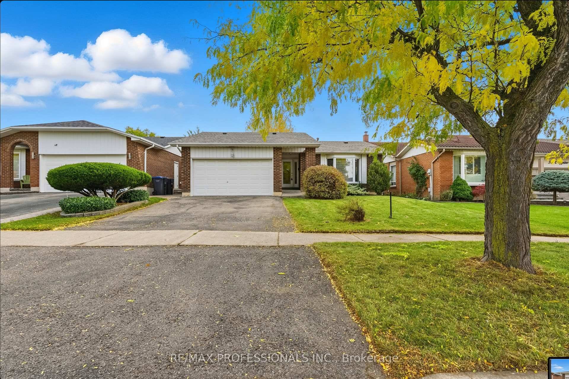 SEE VIRTUAL TOUR ! ! ! Welcome to this bright and well maintained 3 bedroom, 2 full bathroom home in the highly desired heart of Brampton North.