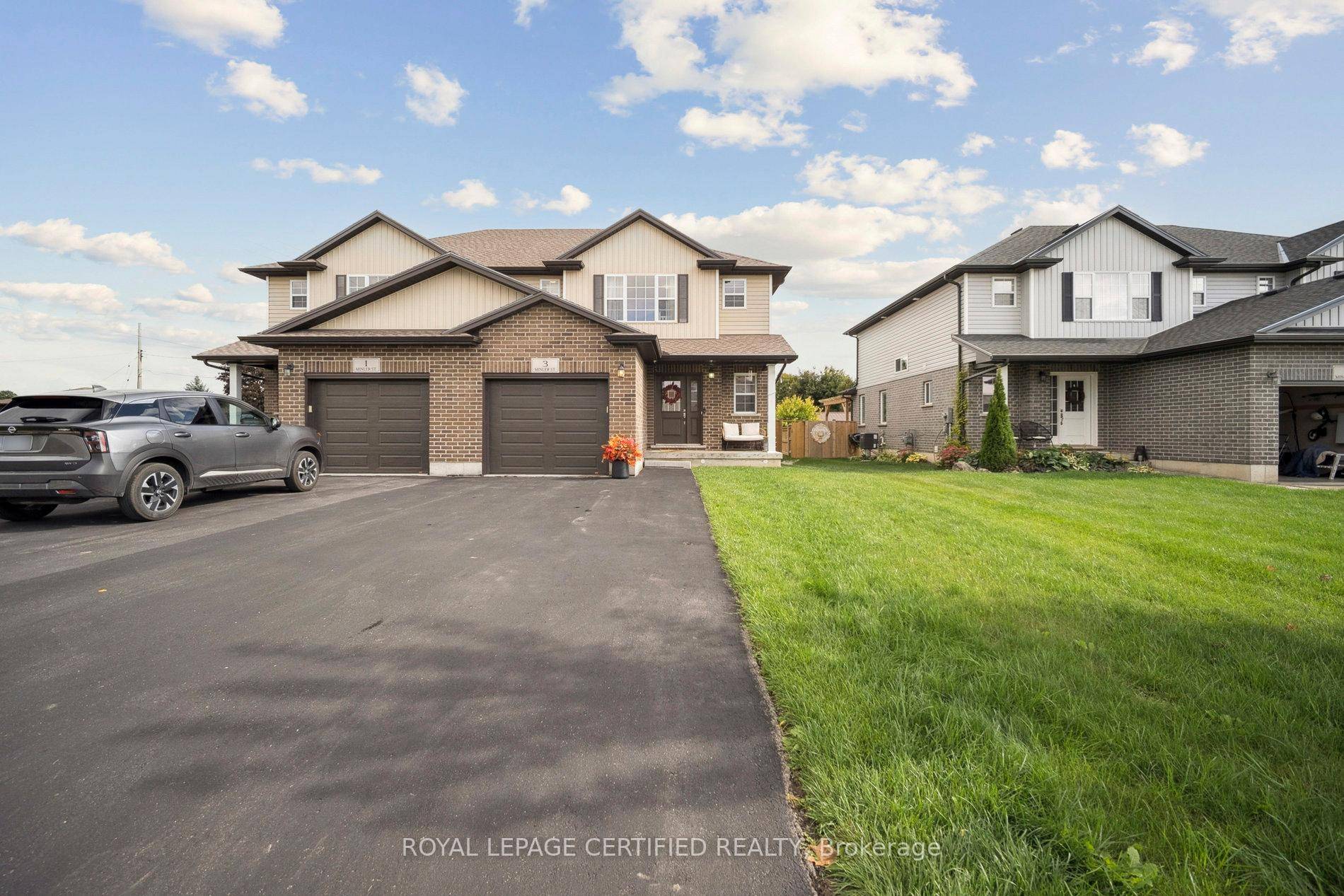 Exceptional 2020 Built Modern Semi in Sought After Oxford County !