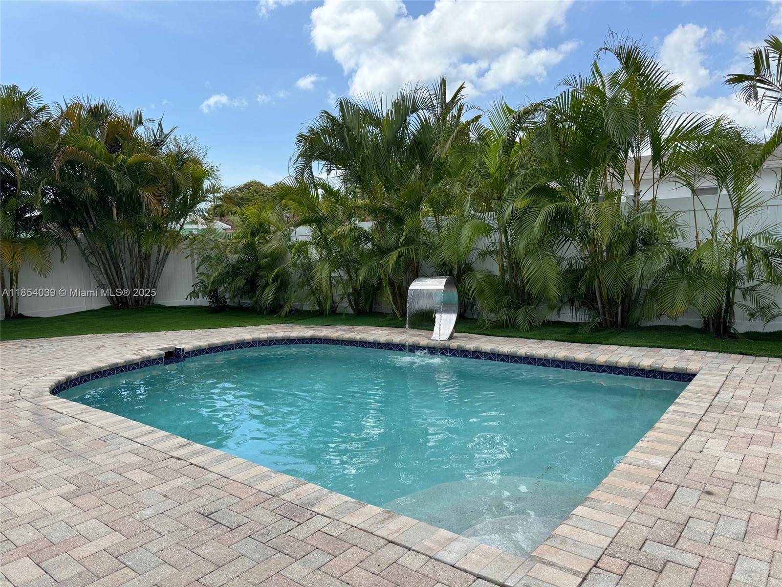 Beautiful Florida home just 2 miles from Hollywood Beach and centrally located in Hollywood.