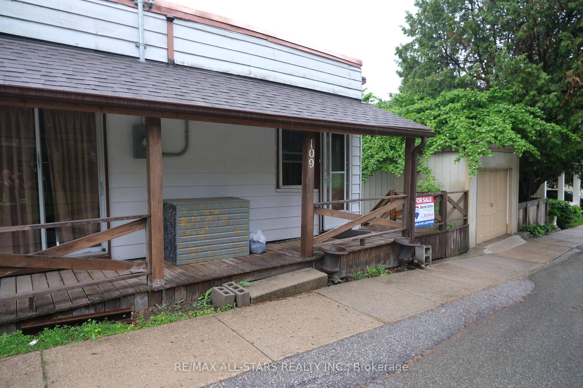 GREAT POTENTIAL ABSOLUTELY THE BEST PRICE IN THE WHOLE REGION HOUSE NEXT DOOR ALSO FOR SALE X12168118 117 FRONT ST FOR 175, 000 EAT IN KITCHEN 4 PCE BATHROOM FULL ...