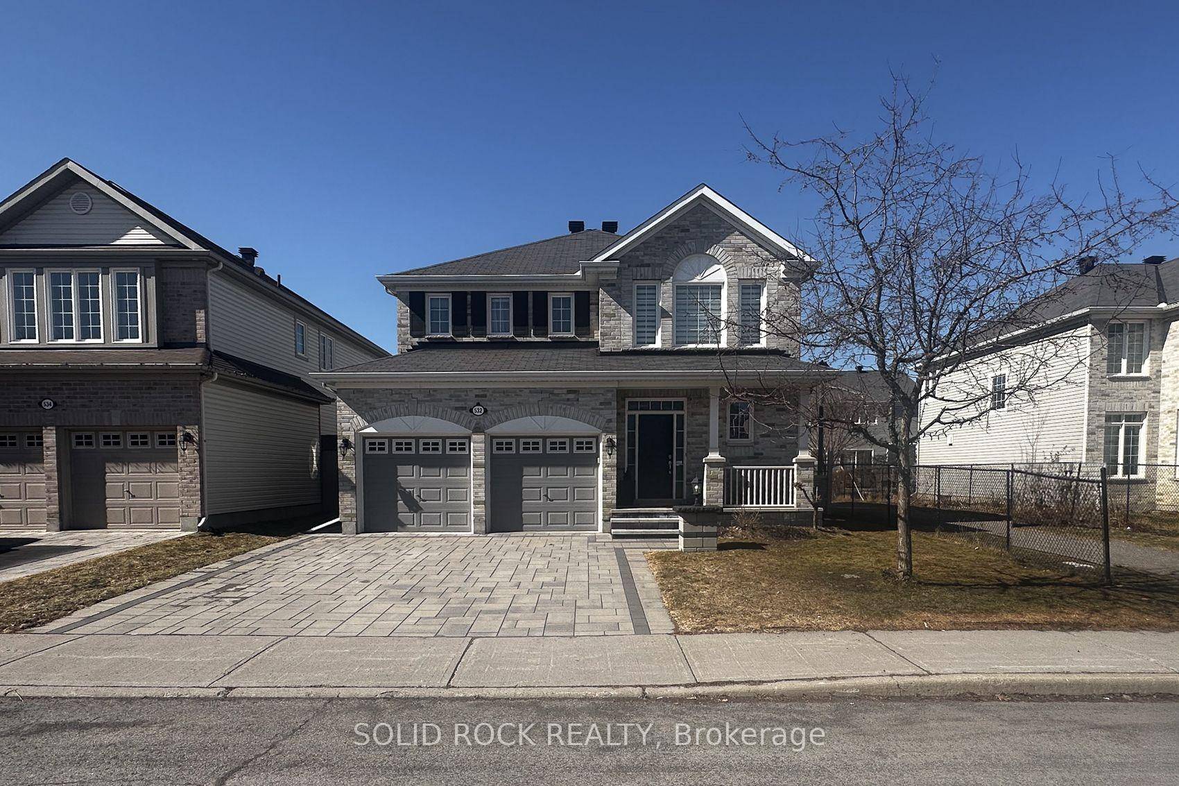 Stunning Move In Ready Family Home in Prime Barrhaven Location !