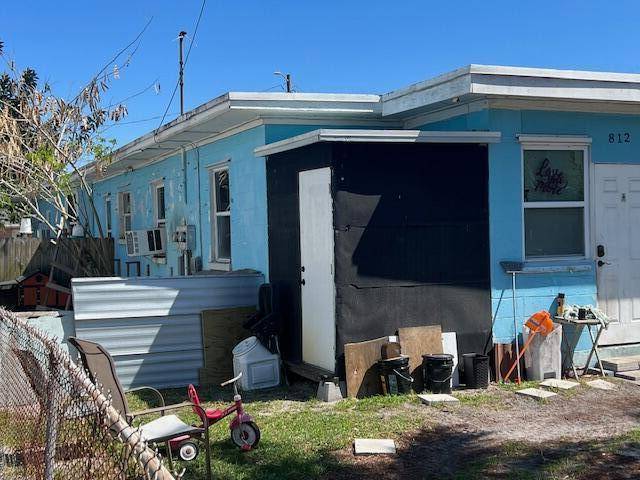 THIS CONCRETE BLOCK DUPLEX 3 1 AND 2 1 GREAT INVESTMENT OPPORTUNITY.