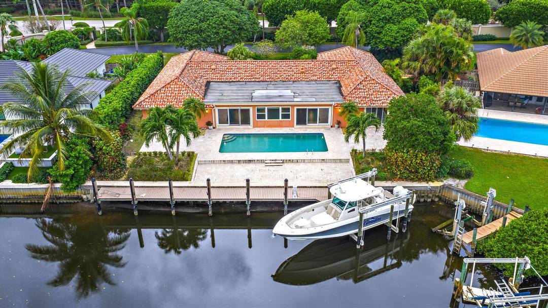 Gorgeous waterfront home opportunity in Palm Beach Gardens !