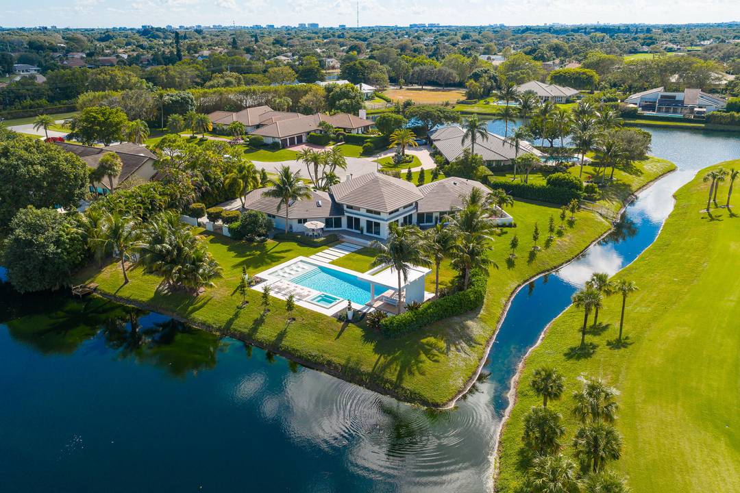 Contemporary 5, 375 sqft estate sits amongst the lakes fairways of the Seagate Country Club.