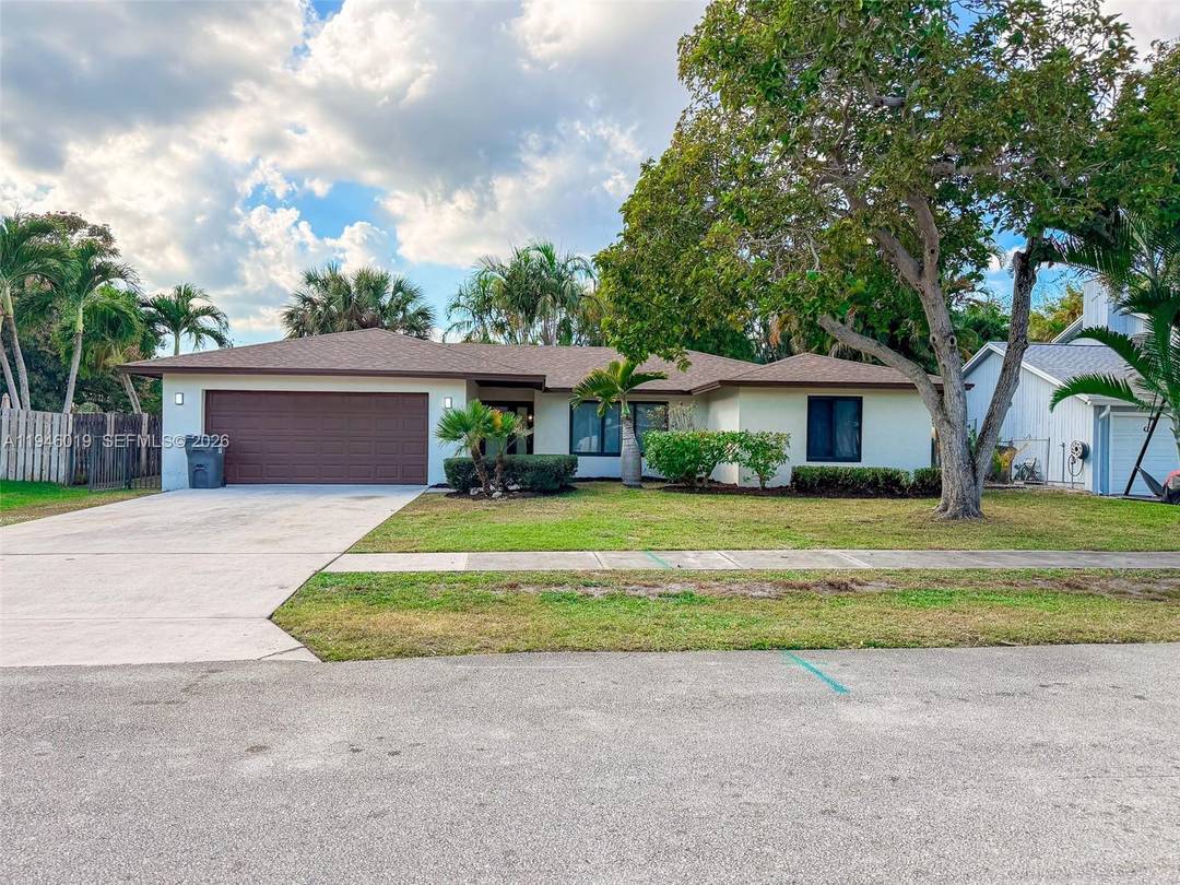 Beautifully 3 Bedroom, 2 Bath Home with 2 Car Garage in Lake Mango Shores !