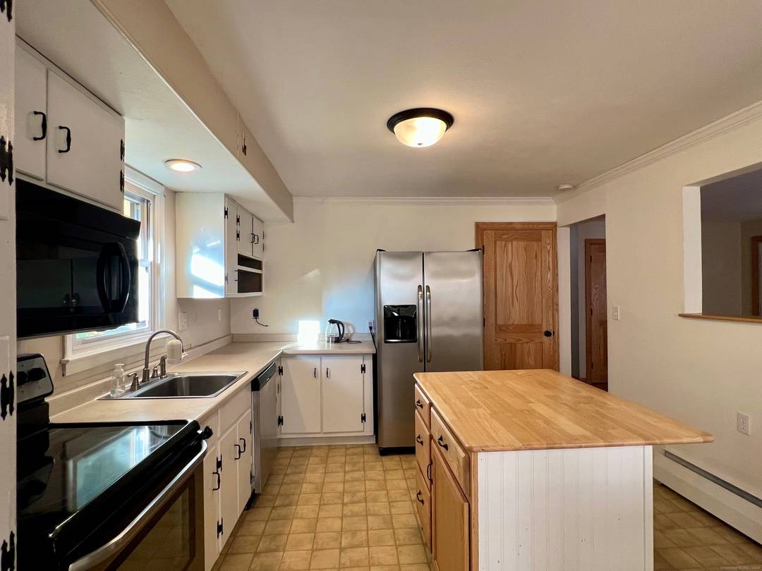 Welcome to this well maintained rambler ranch offering comfortable one level living in beautiful Old Saybrook.