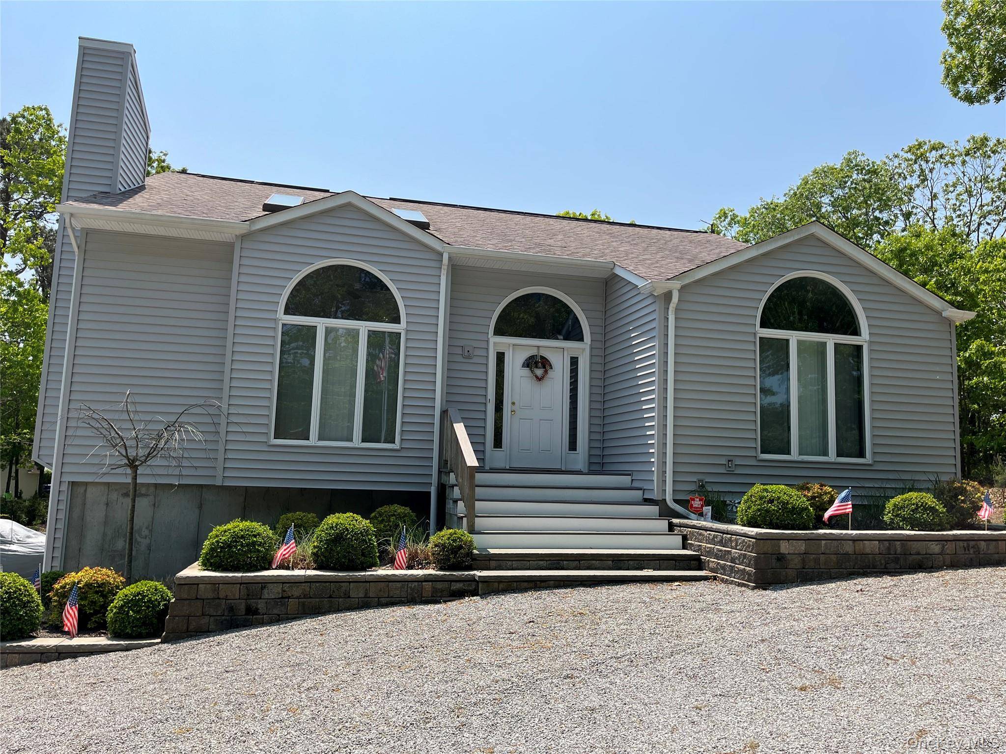 Clean amp ; Bright Contemporary Home Move In Ready !