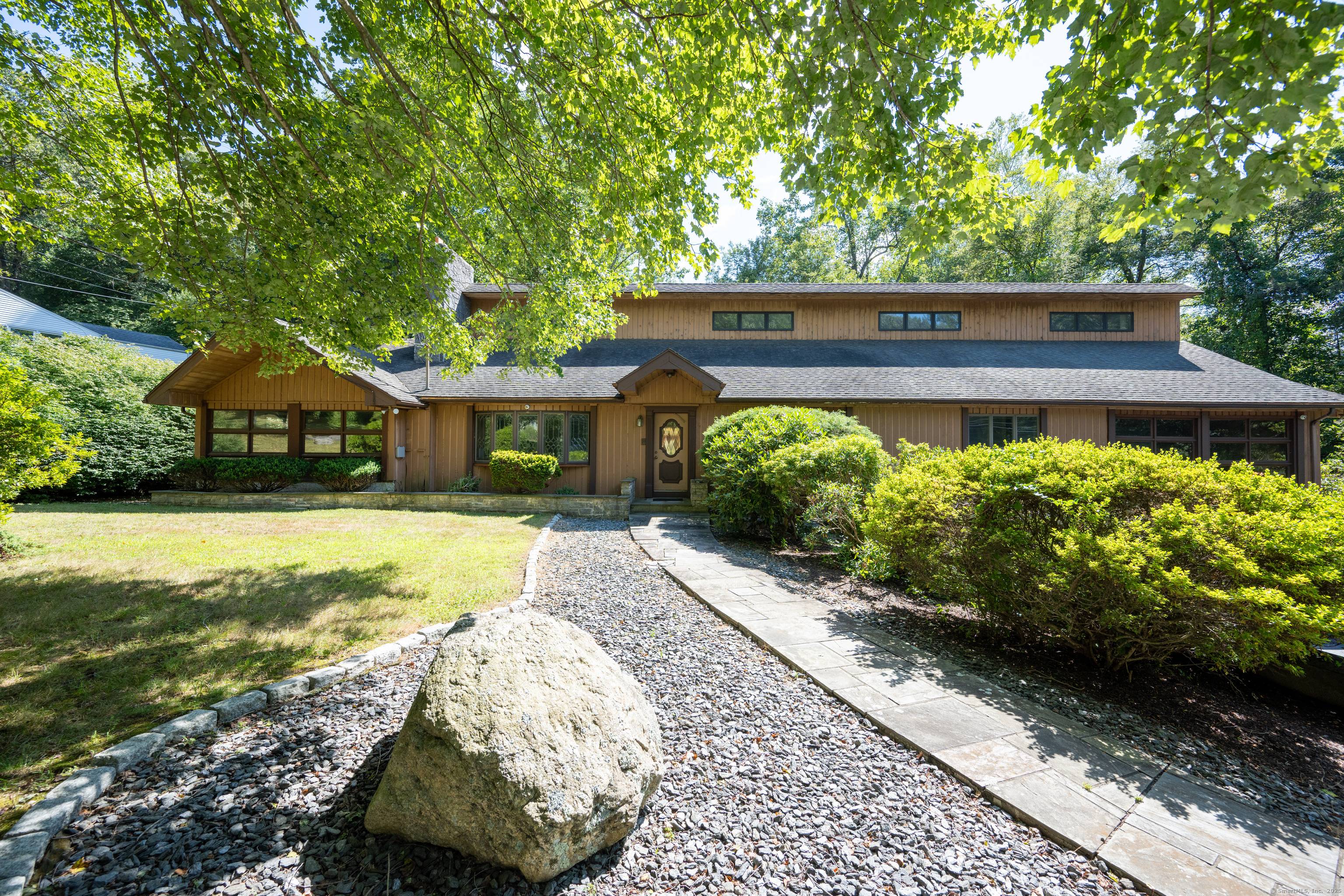 Welcome to Nichols ! This expansive 4, 807 sq.