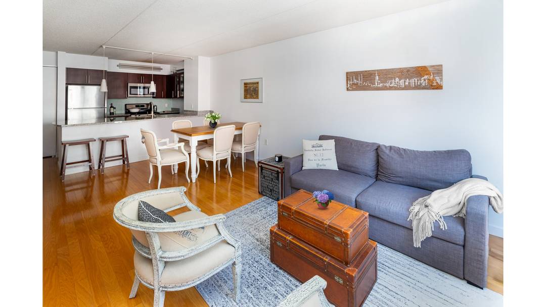 Welcome to this wonderful and spacious one bedroom now available at one of the most fantastic, full service buildings in the West Chelsea gallery district.