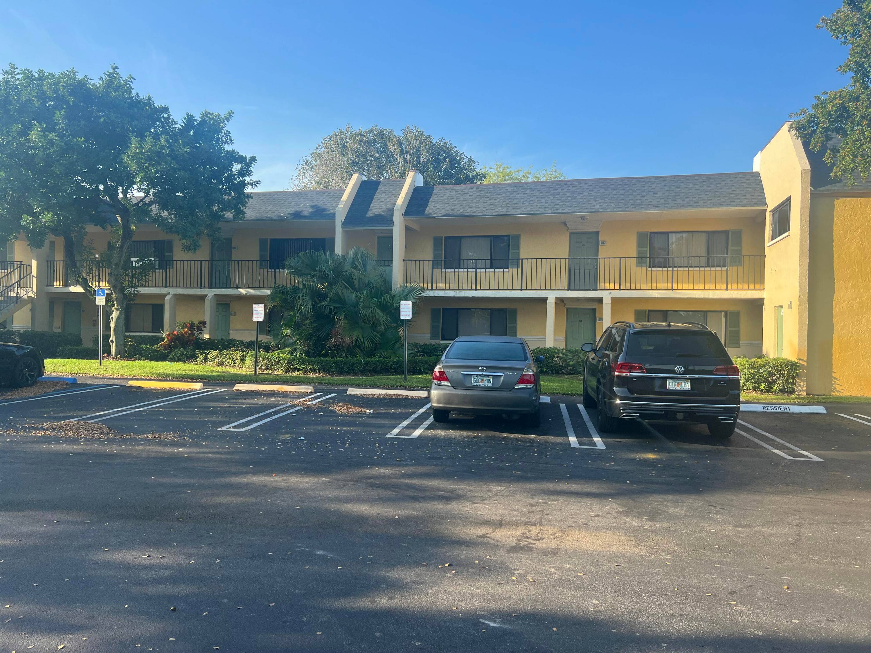 814 Meadows Circle Condo Palm Beach