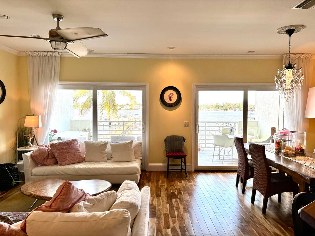 This is a fully furnished unit.
