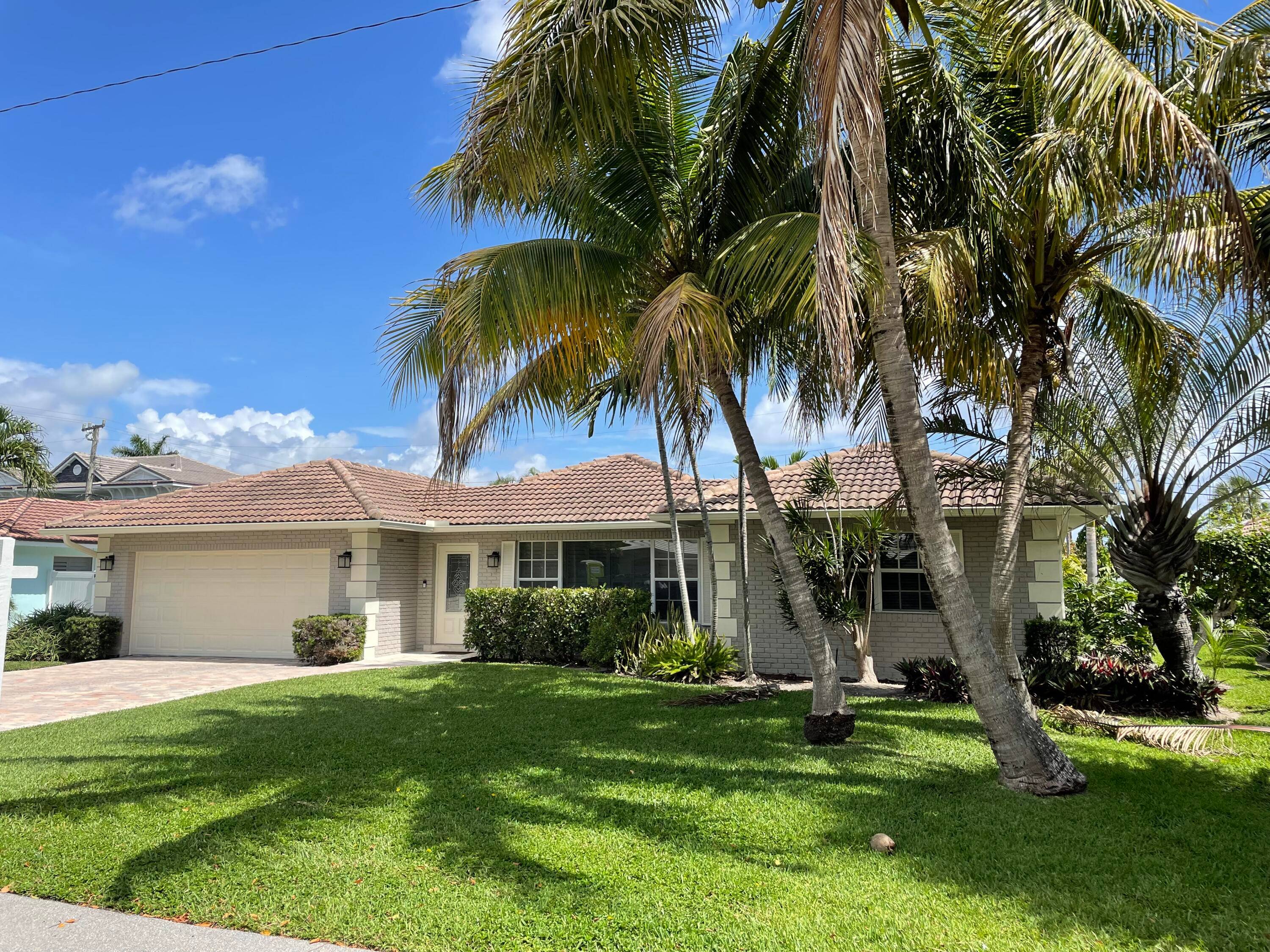 Walk to the Beach ! ! Great 3 bedroom 3 Bath 2 Car Garage Home in East Boca.