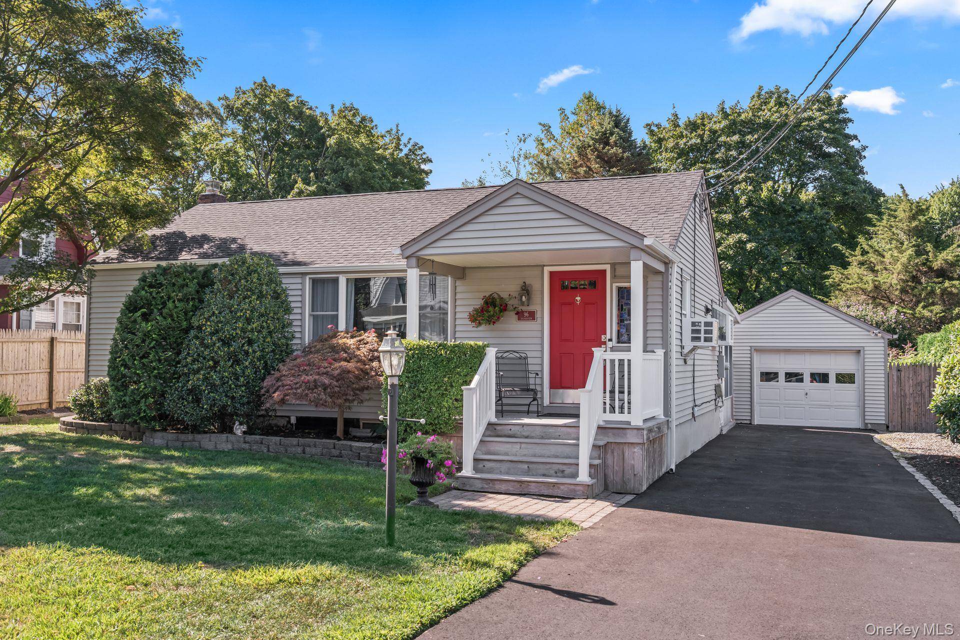 Charming Ranch in Bellecrest Hills !