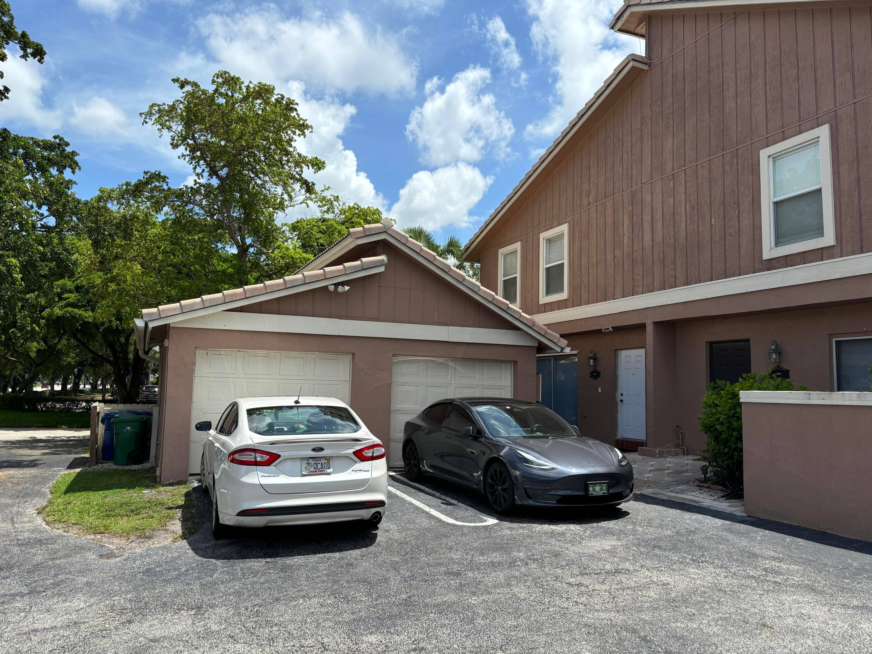 5 BEDROOM 3 FULL BATH TOWNHOUSE IS LOCATED IN CORAL SPRINGS.