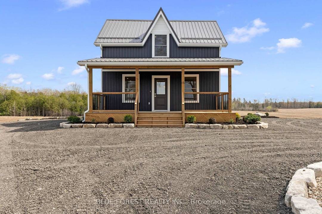Welcome to country living at its finest in Dorchester !