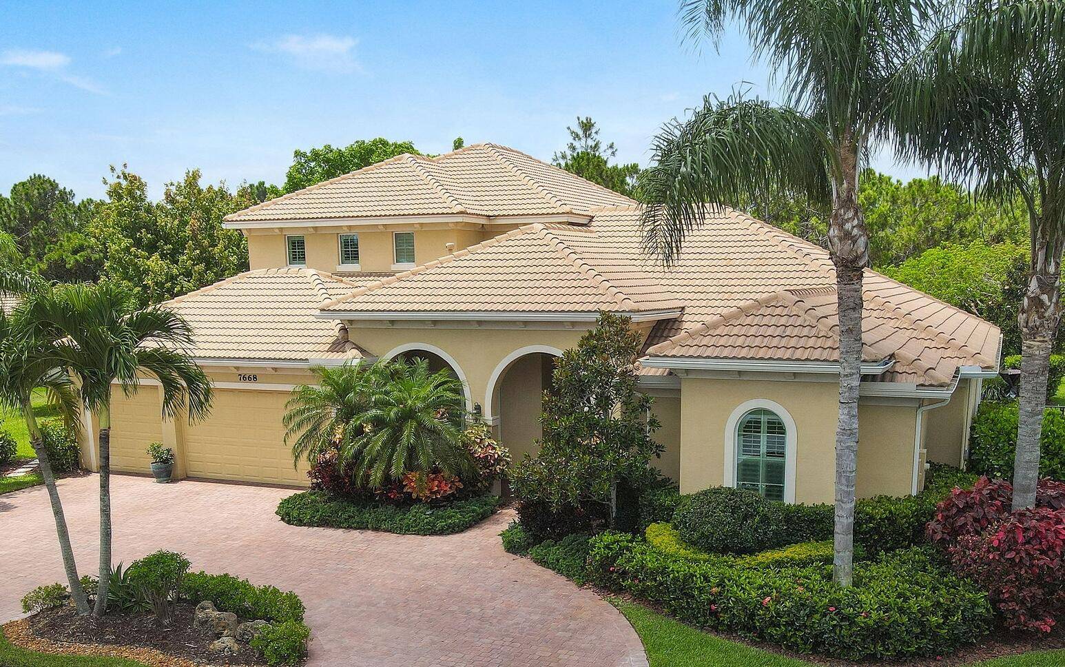 Spacious 5BR 4BA home with 4, 000 SF in the desirable gated community of Tres Belle.