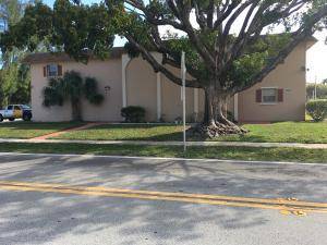 Charming 2 bedroom, one bathroom condo in East Boca Raton.