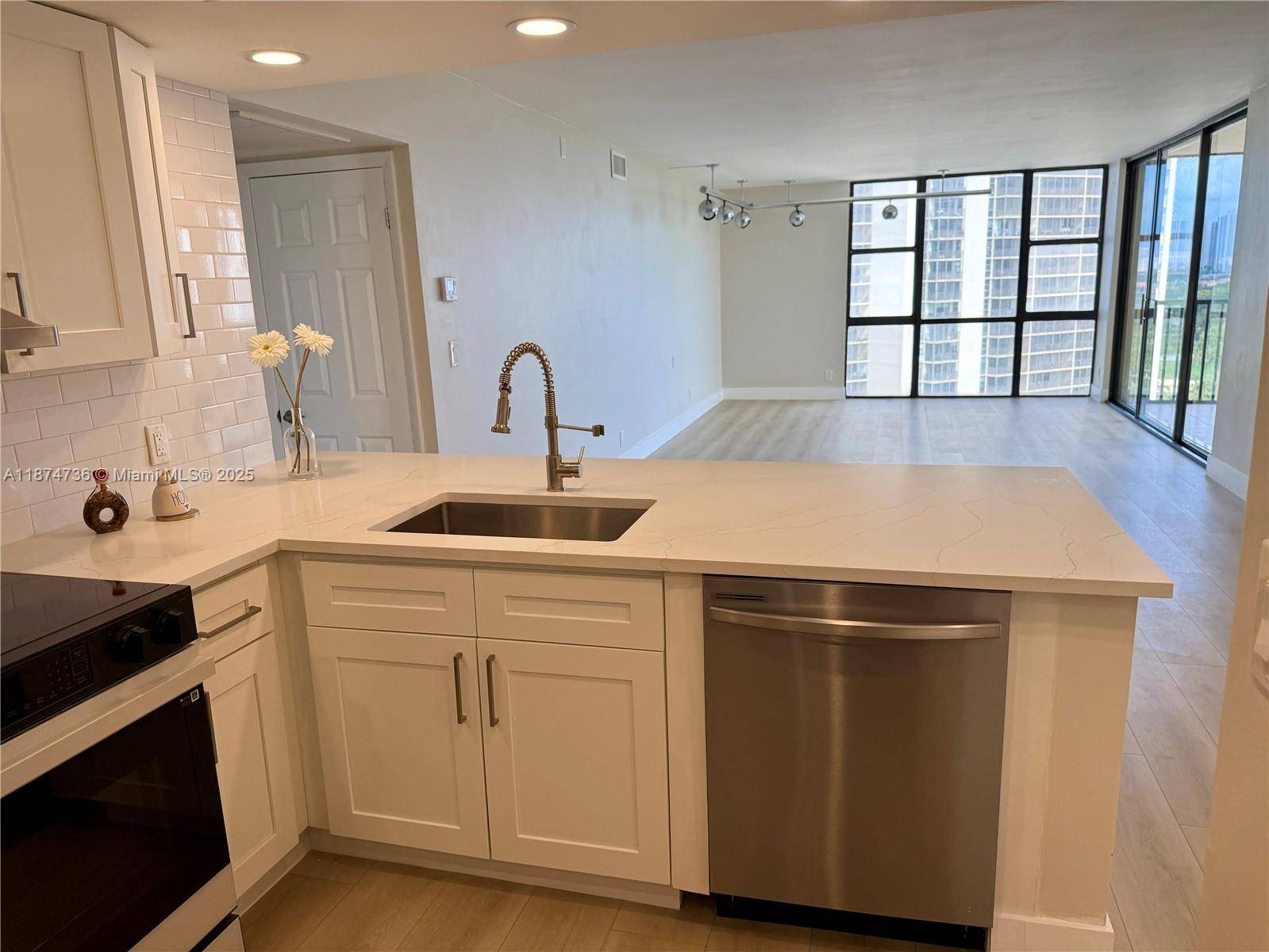 Fully renovated 2 bedroom 2bathroom condo in Coronado, in the hearth of Aventura.