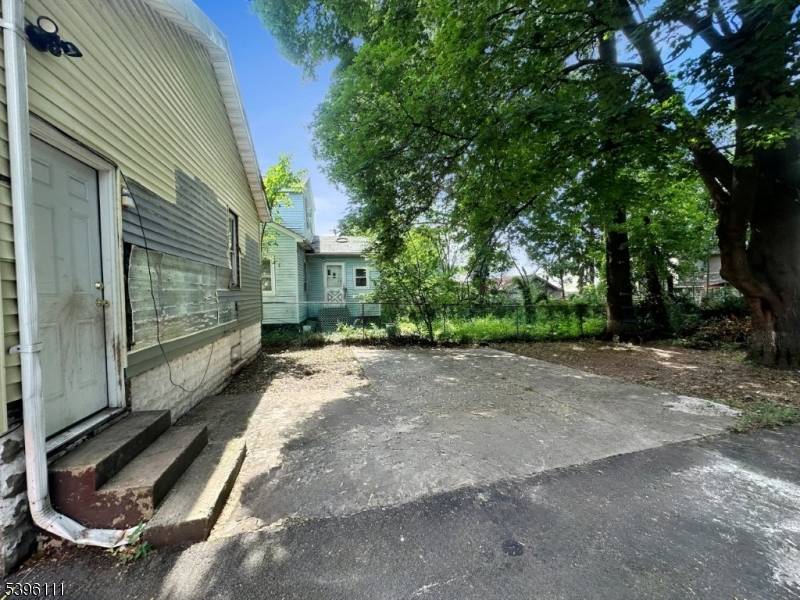 Investor Alert Upper Irvington Fixer Upper !