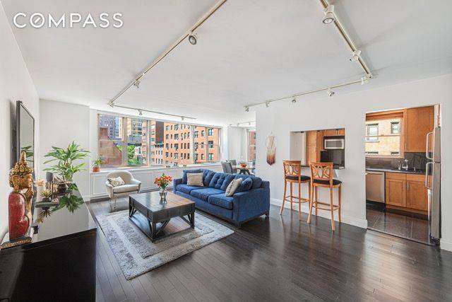 Bring your sunglasses ! The afternoon sunshine floods this elegantly renovated 1 bedroom 1.