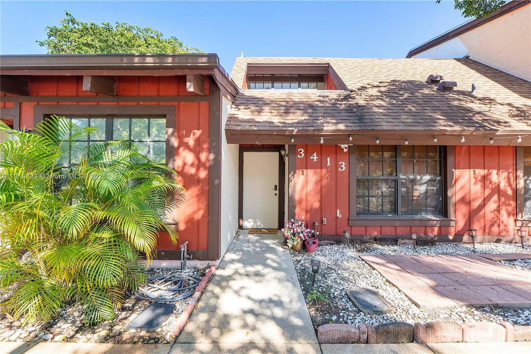 Low HOA ! ! Rare townhouse style living in the pet friendly Tamerlane community !