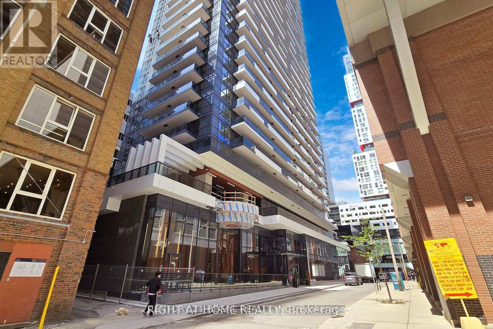 Welcome To CENTRAL Condo By Concord, Located Within Toronto's Tech Hub, With Everything From Entertainment, Transit, Shopping And Dining At Your Doorstep.