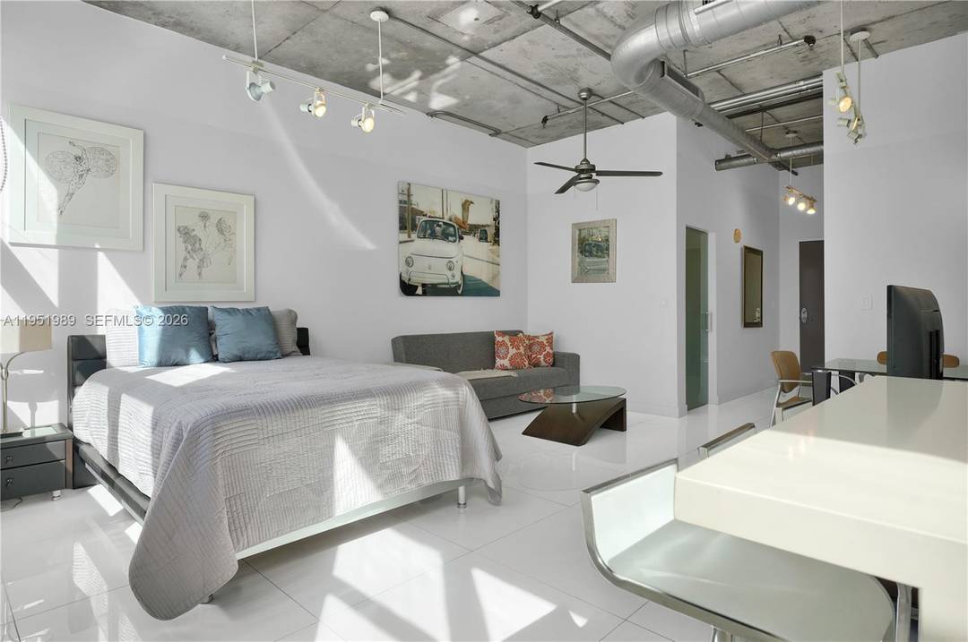 Modern NYC loft style studio in Cite on the Bay, located in the heart of Edgewater !