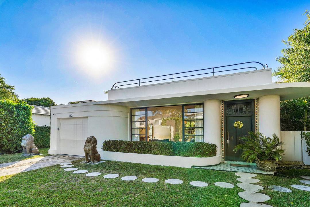 Premier in town pied a terre just steps from Worth Avenue and the beach, this Landmarked Belford Shoumate home combines the timeless Art Deco aesthetic with the perks of modern ...