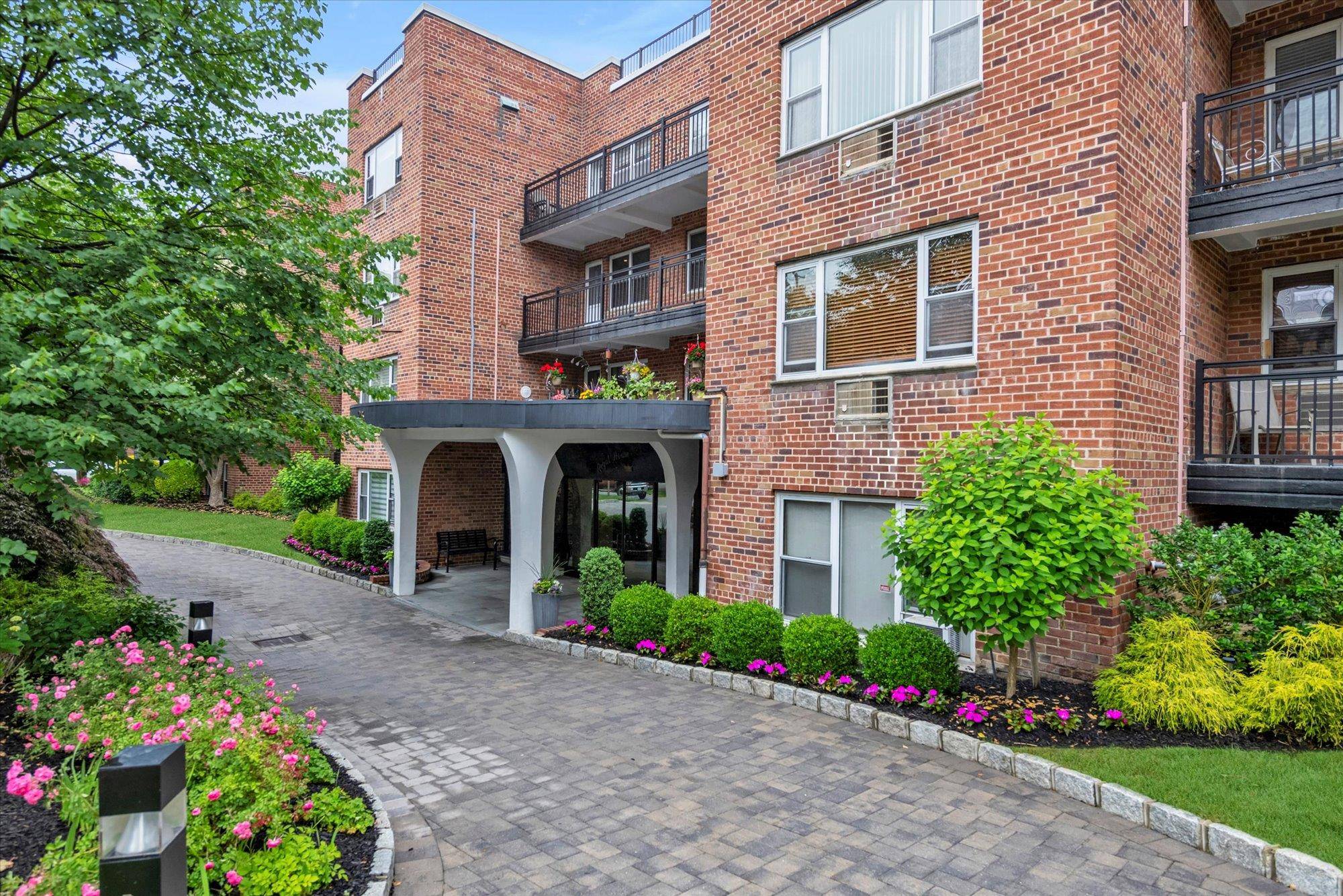 Welcome to this generously sized 1 bedroom, 1 bathroom apartment that offers the versatility of a junior 4 layout.