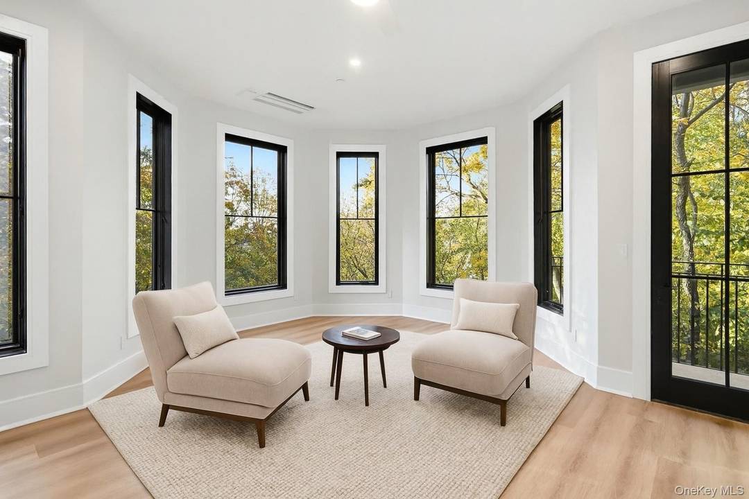 Welcome to the Landmark at Clinton, a brand new luxury rental building in the Heart of Dobbs Ferry.