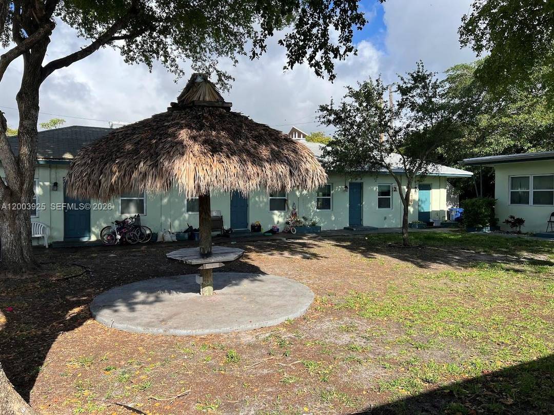 Amazing Opportunity 9 Apartment Units on an Oversized 13, 430 SF Lot 0.